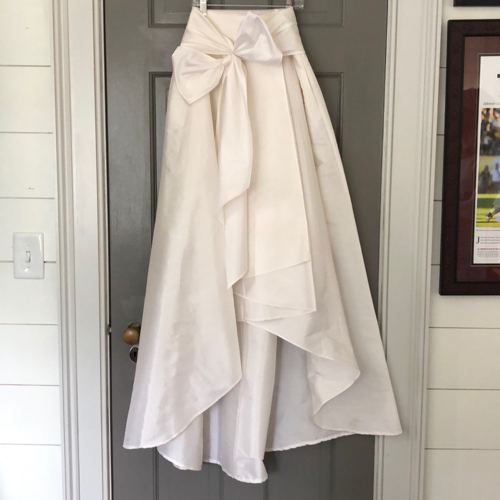 Elegant Cream Skirt with Bow Detail